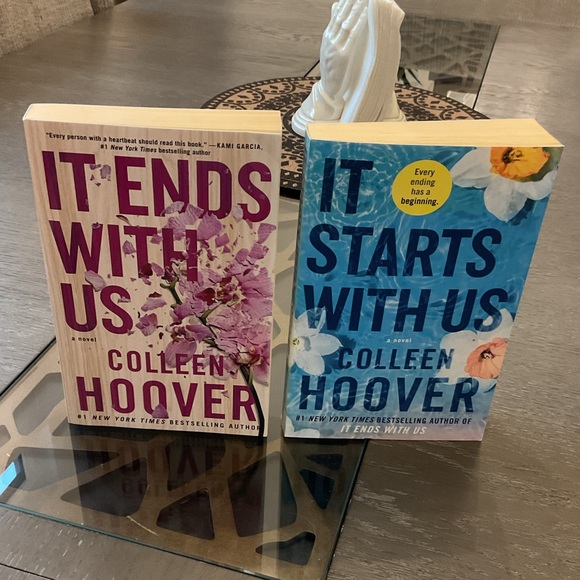 IT ENDS WITH US  by Colleen Hoover. - Picture 3 of 3